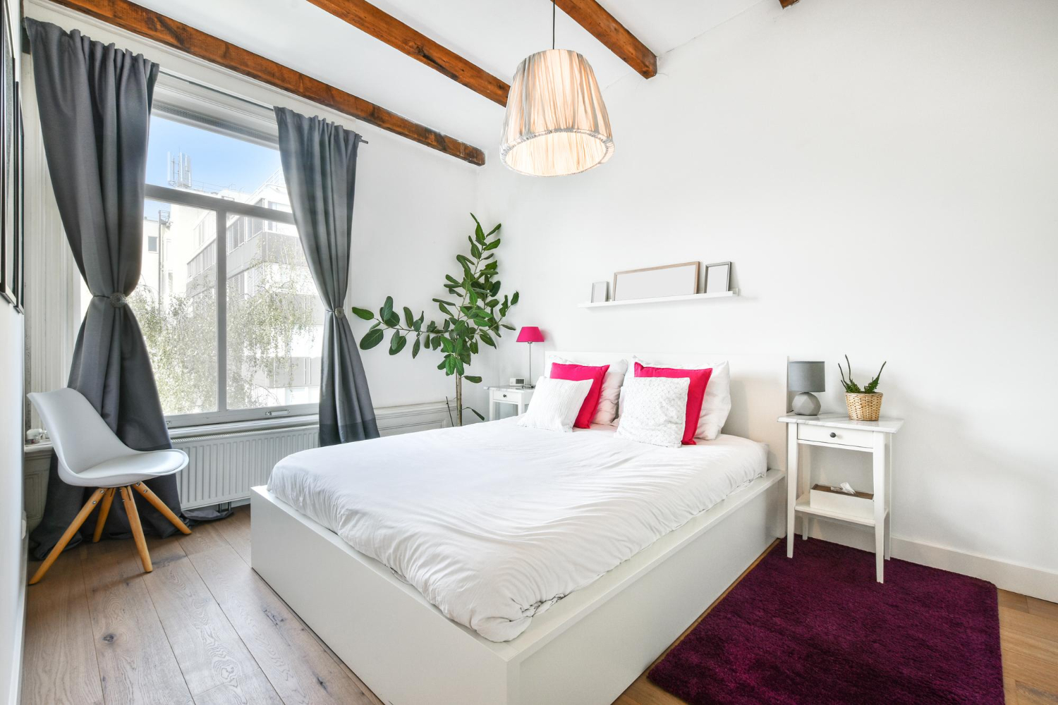 chambre-confortable-meubles-confortables-dans-appartement-moderne